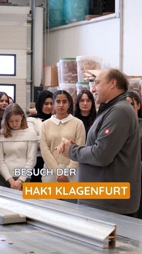 Gestern war eine Schulklasse der HAK1 Klagenfurt bei uns in der Tischlerei zu Besuch, um einen Einblick zu bekommen, wie der Alltag in einem Betrieb funktioniert &ndash; von der Werkstatt bis zur Organisation dahinter. Neben der F&uuml;hrung durch unsere Tischlerei und Produktion ging es vor allem auch darum, einen Einblick in die betriebswirtschaftlichen Abl&auml;ufe zu bekommen. ☺️???? 

Wie entsteht ein Produkt? Wie greifen Tischlerhandwerk, Planung, Lager, Versand und B&uuml;ro ineinander? Und was passiert alles, bevor ein fertiges Zirbenprodukt beim Kunden ankommt?

F&uuml;r die Sch&uuml;ler:innen ein praxisnaher Blick hinter die Kulissen eines Handwerksbetriebs und f&uuml;r uns eine spannende Gelegenheit, unseren Arbeitsalltag aus einer anderen Perspektive zu zeigen. ????????

#zirbe #zirbenprodukte #tischlerei #zirbelino