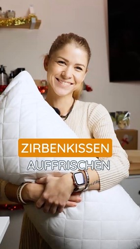Damit dein Zirbenkissen aus Baumwolle immer herrlich duftet, kannst du die Sp&auml;ne alle 6&ndash;9 Monate tauschen oder einfach mit ein paar Tropfen Zirben&ouml;l auffrischen. ????✨

Praktische Nachf&uuml;llpackungen gibt&rsquo;s direkt bei uns im Sortiment. Und das Beste: Der Baumwollbezug l&auml;sst sich easy waschen, die Sp&auml;ne holst du durch den Rei&szlig;verschluss im Handumdrehen raus. So bleibt dein Kissen locker, frisch und voller Alpenfeeling &ndash; ganz ohne Aufwand! ????

#zirbelino #zirbenprodukte #zirbe #zirbenkissen #zirbensp&auml;ne