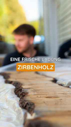 Wenn frisches Zirbenholz ankommt, wird&lsquo;s bei uns in der Werkstatt richtig lebendig. ???????? Alle wusseln nur so rum und k&uuml;mmern sich darum das Zirbenholz schnellstm&ouml;glich und sauber zu verladen. 

Denn: Teamwork makes the dream work ????????????????

#zirbelino #zirbenholz #holzlieferung #zirbenprodukte #teamwork #teamgeist