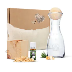 Zirben-Lieblingsbox #3: Zirbenkissen (17x29cm), Zirbenw&uuml;rfel-Set, Zirbenkugel + 1L Misura-Karaffe