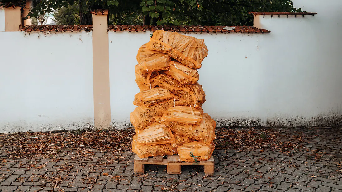 Palette Grill & Chill &ndash; 30 &times; 5 kg Anz&uuml;ndholz aus Zirbenholz, unbehandelt ...