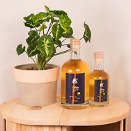 Zirbelino&reg; stylische Mini-Bar & Whiskey-Regal | mit Tripod-F&uuml;&szlig;en | gefert...