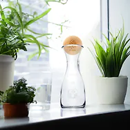 Zirbenkugel (7cm) "Die Zirbe" + Wasserkaraffe Misura (1 Liter)