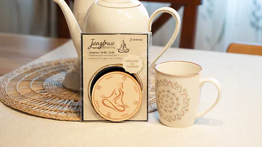 Zirbenholz Untersetzer | Sternzeichen JUNGFRAU | 9cm ⌀ Holzuntersetzer f&uuml;r Gl...