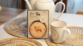 Zirbenholz Untersetzer | Sternzeichen STIER | 9cm ⌀ Holzuntersetzer f&uuml;r Gl&auml;se...
