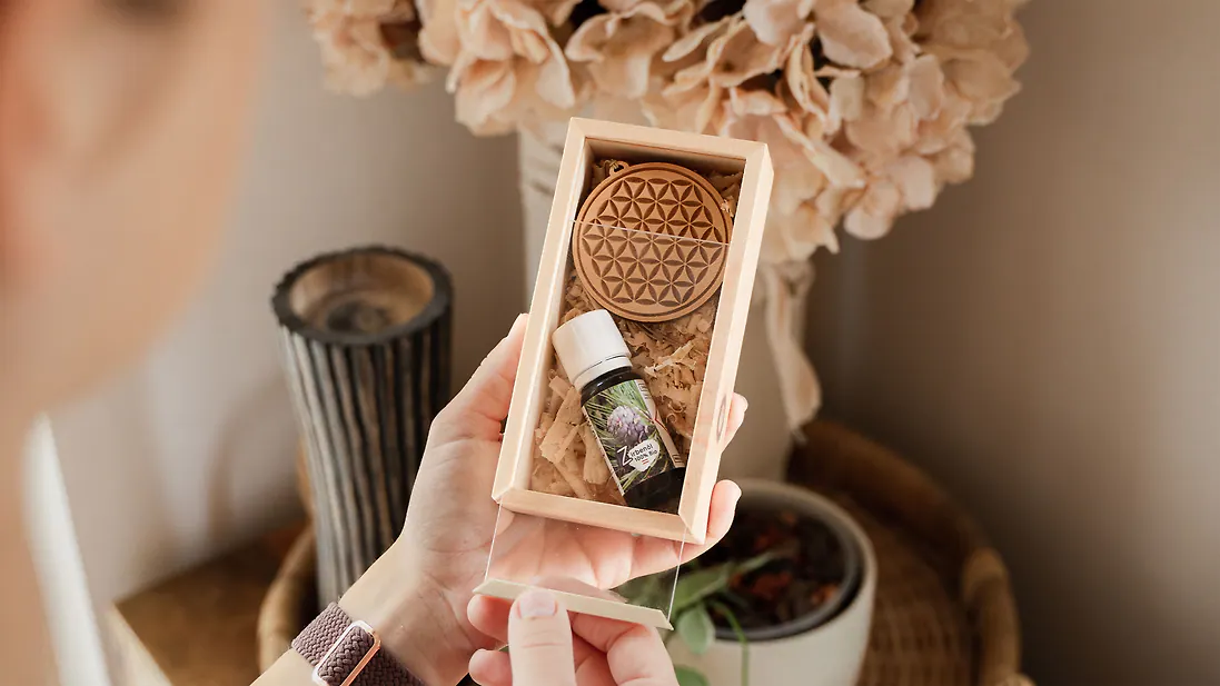 Zirben&ouml;l Geschenkbox #Blume des Lebens | Bio-Zirben&ouml;l 10ml + Blume des Lebens Autoduft-Anh&auml;nger | als Geschenk verpackt in einer Box aus Zirbenholz mit Sichtfenster