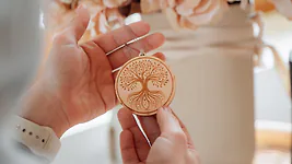 Zirbenholz Autoduft-Anh&auml;nger | 6cm | "Baum des Lebens" - zweiseitig...