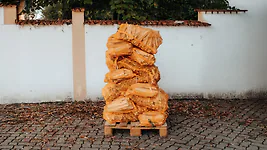 Palette Grill & Chill &ndash; 30 &times; 5 kg Anz&uuml;ndholz aus Zirbenholz, unbehandelt ...