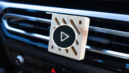 Zirbelino Lufterfrischer aus Zirbenholz mit Magnethalterung befestigt an Auto-L&uuml;ftungsschlitz