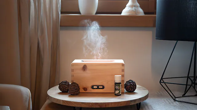 ZirbenDiffuser KLASSIK mit Bio-Zirben&ouml;l auf einem Holztisch