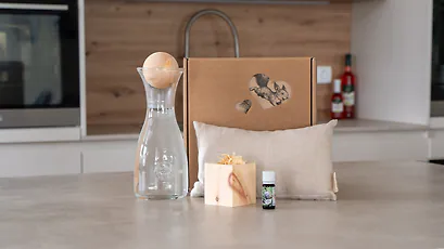 Zirben-Lieblingsbox #3: Zirbenkissen (17x29cm), Zirbenw&uuml;rfel-Set, Zirbenkugel + 1L Misura-Karaffe
