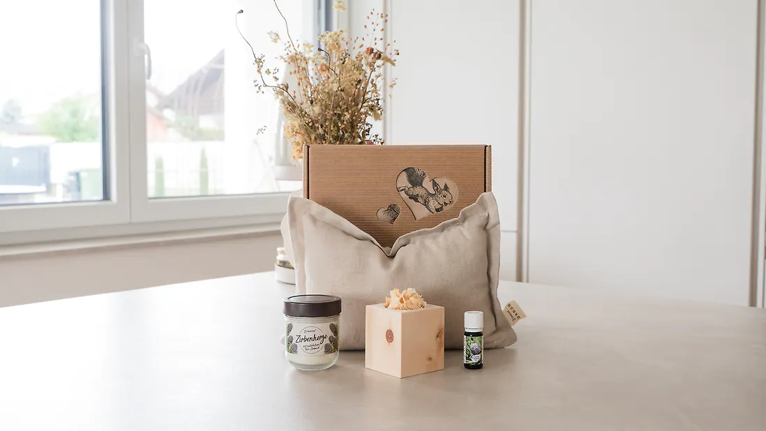 Zirben-Lieblingsbox #5: Zirbenkissen (22x34cm), Zirbenw&uuml;rfel-Set + Zirbenkerze