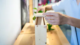 Insektenvernichter "SurrFrei" mit abnehmbarer Zirbenholzh&uuml;lle und A...