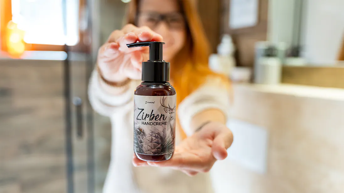 ZirbenHandcreme 100ml | zur täglichen Handpflege, mit praktischem Pumpspender | feuchtigkeitsspendend