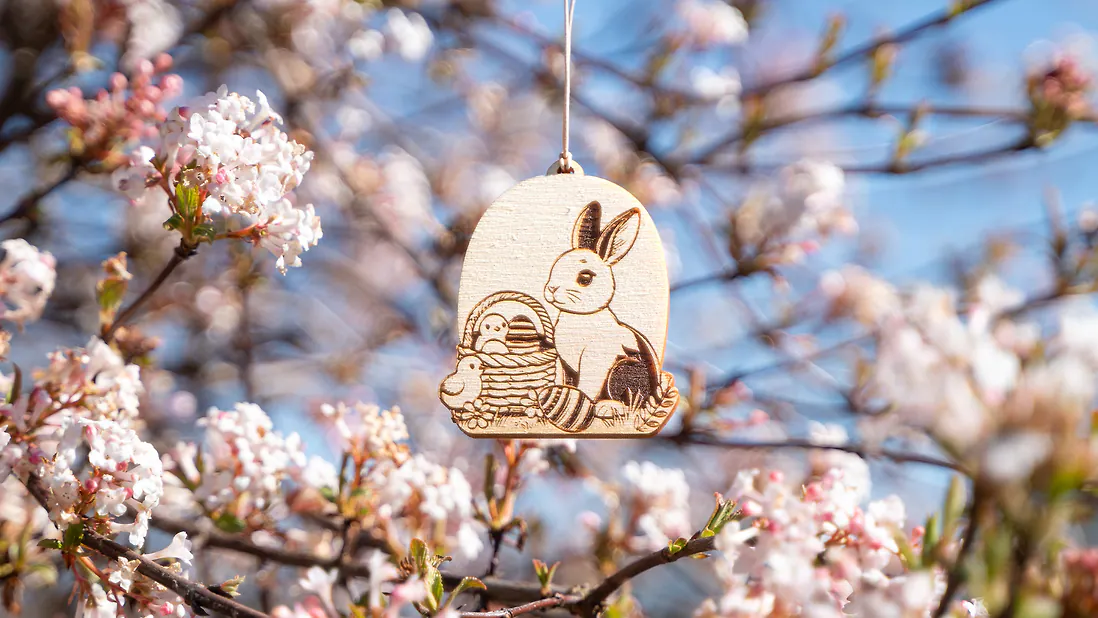 3er Oster-Aufhänger Set mit Band für Ostern |verziertes Osterei, Osterhase, Osterhase mit Korb & Kücken | aus 100% Zirbenholz