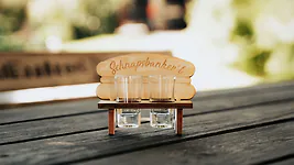 Schnapsbankerl f&uuml;r Zwei inkl. 2 St&uuml;ck Schnapsgl&auml;ser | ca. 13cm x 10,5cm x 7cm 