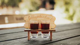 Schnapsbankerl f&uuml;r Zwei inkl. 2 St&uuml;ck Schnapsgl&auml;ser | ca. 13cm x 10,5cm x 7cm 