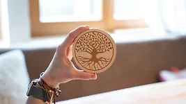 Zirbenholz Untersetzer | Baum des Lebens | 9cm ⌀ Holzuntersetzer f&uuml;r Gl&auml;ser &...