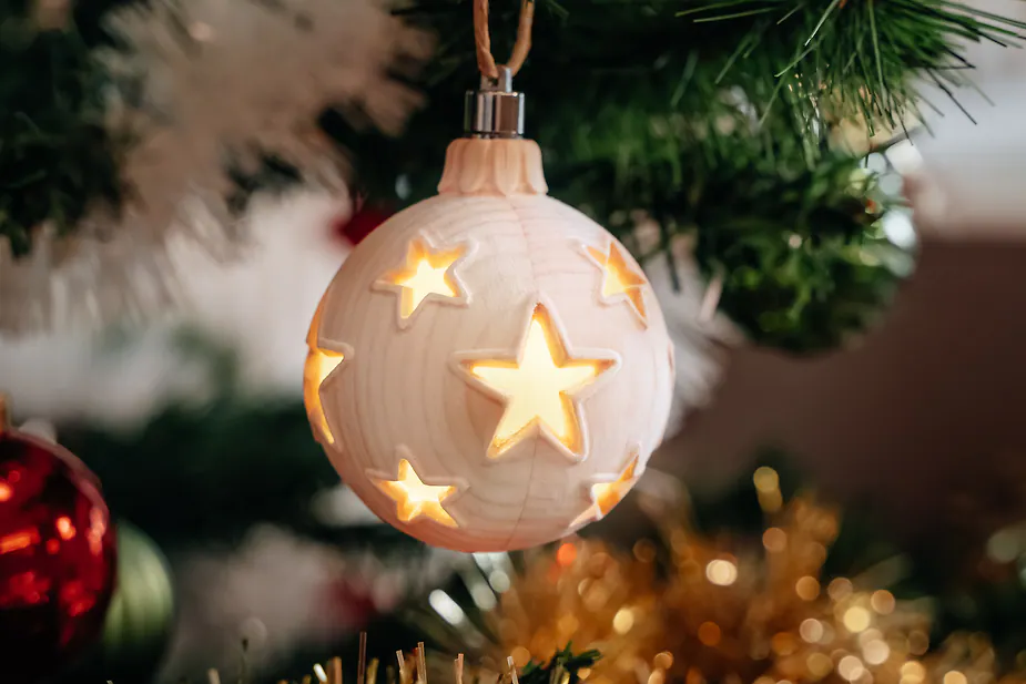 Zirbenweihnachtsschmuck LED Kugel