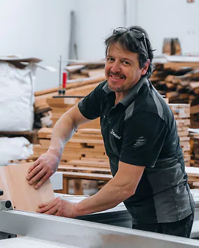 In unserer Werkstatt klingt&rsquo;s manchmal wie ein Konzert: die S&auml;ge &uuml;bernimmt den Bass, die Schleifmaschine summt die Melodie und die Zirbensp&auml;ne tanzen dazu durch die Luft ????????. Dirigiert wird das Ganze von unserem Team &ndash; und am Ende kommt kein Lied raus, sondern ein neues Lieblingsst&uuml;ck voller Zirbelino-Feeling. ????

#zirbe #zirbelino #zirbenholz #zirbelinofeeling #zirbenprodukte