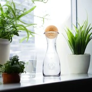 Zirbenkugel (7cm) "Die Zirbe" + Wasserkaraffe Misura (1 Liter)