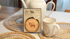 Zirbenholz Untersetzer | Sternzeichen STIER | 9cm ⌀ Holzuntersetzer f&uuml;r Gl&auml;se...