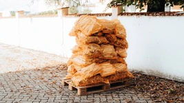 Hier sind 30 S&auml;cke Anz&uuml;ndholz abgebildet.