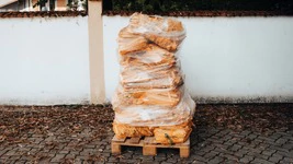Palette Grill & Chill &ndash; 30 &times; 5 kg Anz&uuml;ndholz aus Zirbenholz, unbehandelt ...