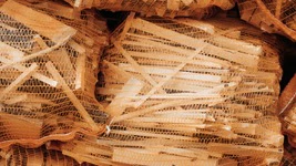 Palette Grill & Chill &ndash; 30 &times; 5 kg Anz&uuml;ndholz aus Zirbenholz, unbehandelt ...