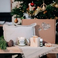 Zirben-Lieblingsbox #5: Zirbenkissen (22x34cm), Zirbenw&uuml;rfel-Set + Zirbenkerze