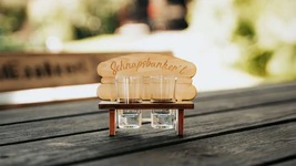 Schnapsbankerl f&uuml;r Zwei inkl. 2 St&uuml;ck Schnapsgl&auml;ser | ca. 13cm x 10,5cm x 7cm 