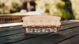 Schnapsbankerl f&uuml;r Vier inkl. 4 St&uuml;ck Schnapsgl&auml;ser | ca. 22cm x 10,5cm x 7cm 